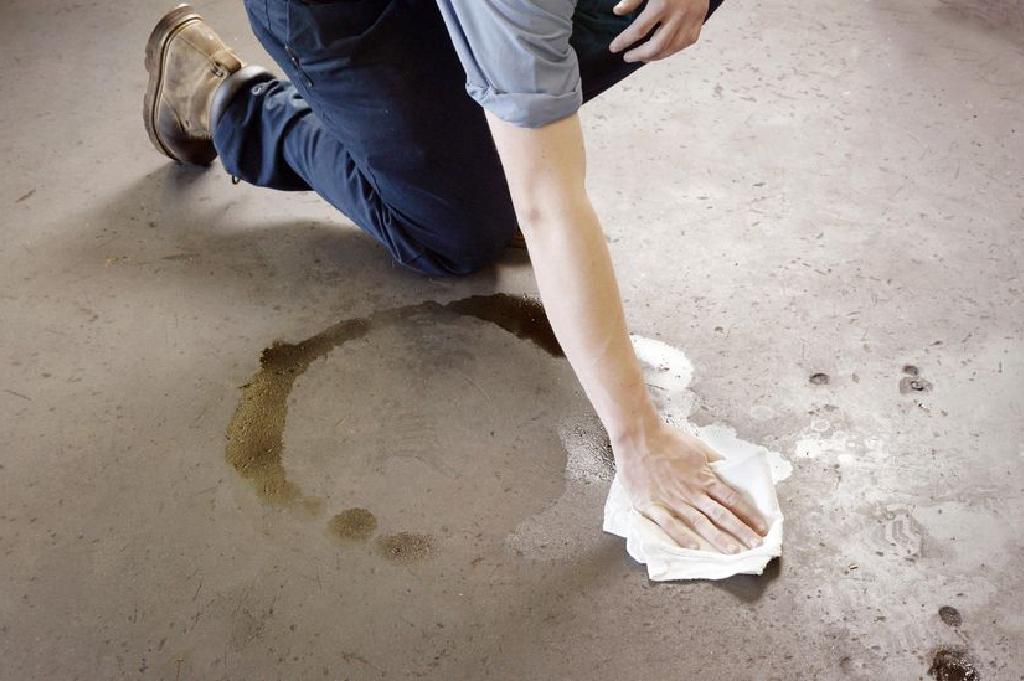 îndepărtați grăsimea din beton